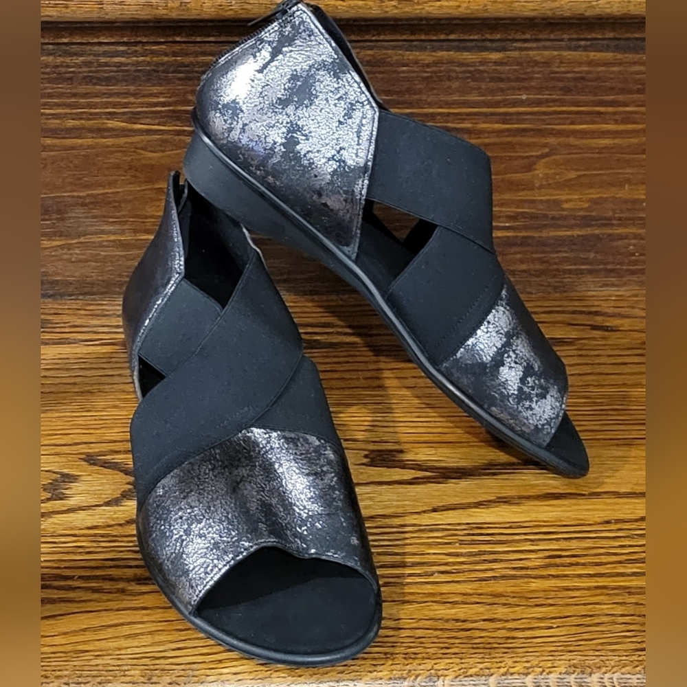 Sesto MEUCCI Italian made - beautiful flat shoes sandals fabric zippered…